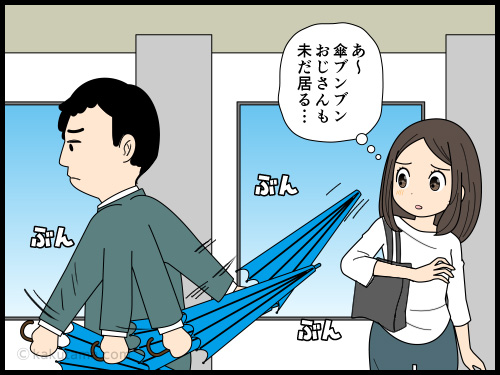 ぶつかりおじさん、傘ぶんぶんおじさんに迷惑している女性の4コマ漫画