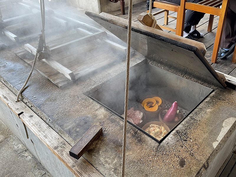 小浜温泉の宿「蒸気屋」の蒸し釜の写真